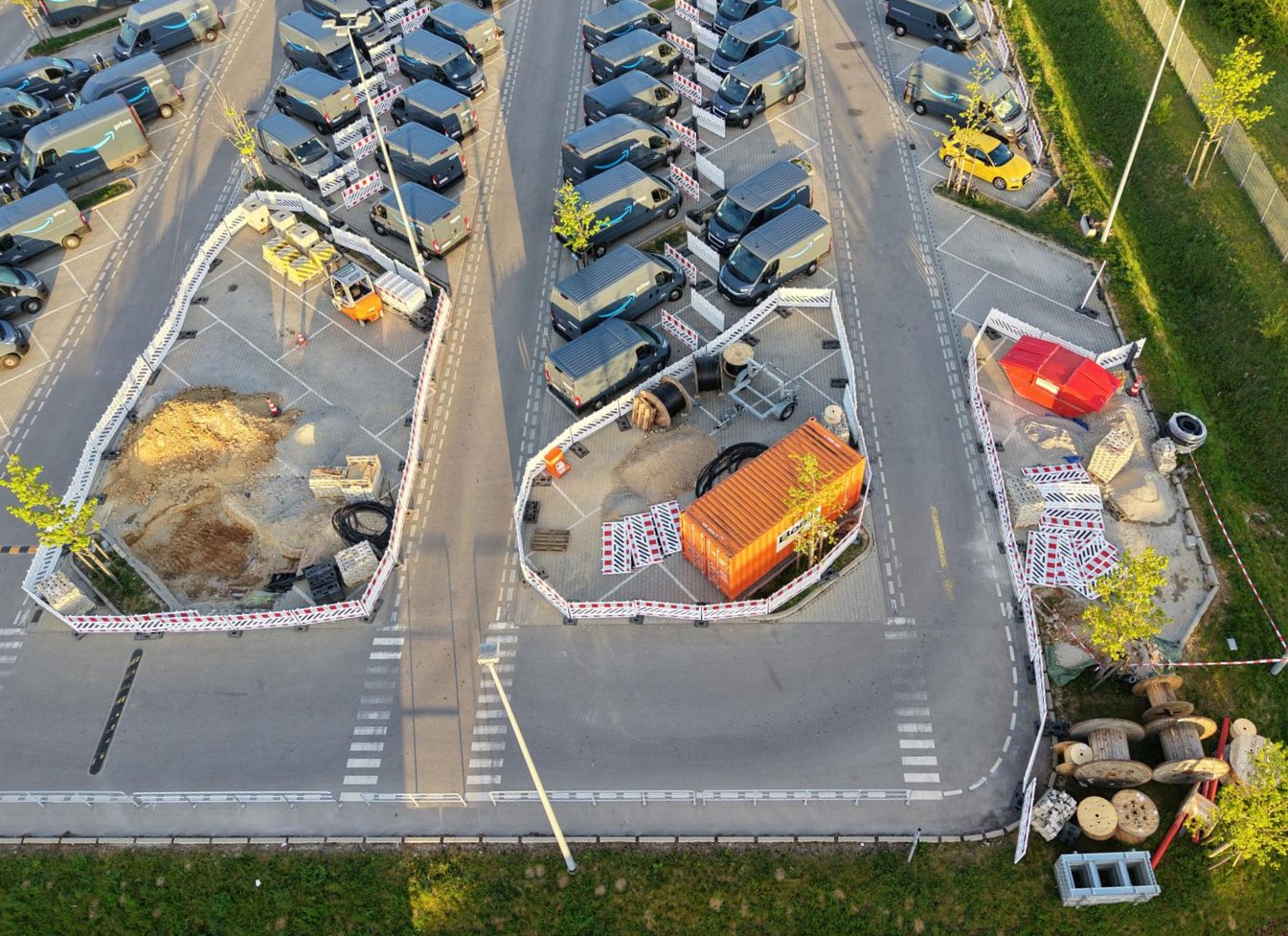 Luftaufnahme eines Logistikparkplatzes mit im Bau befindlichen Ladesäulenstellplätzen