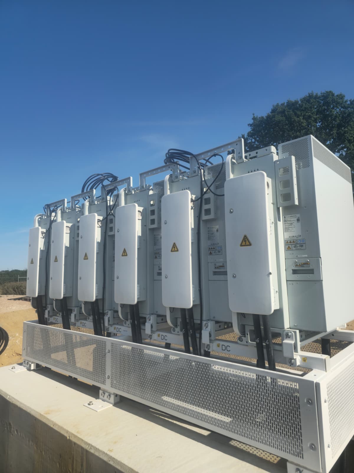 Reihe aufgestellter Batteriespeicher-Wechselrichter im Freien