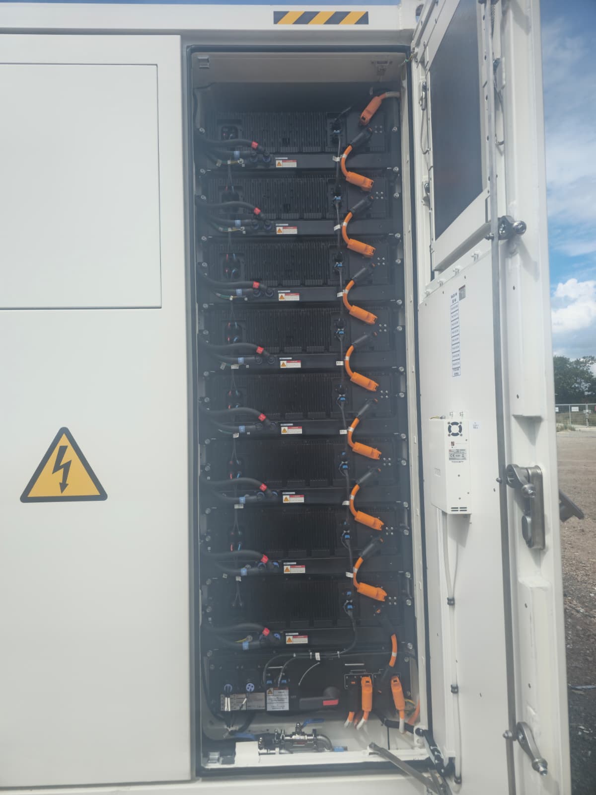 Geöffneter Batteriespeicher-Container mit Verkabelung