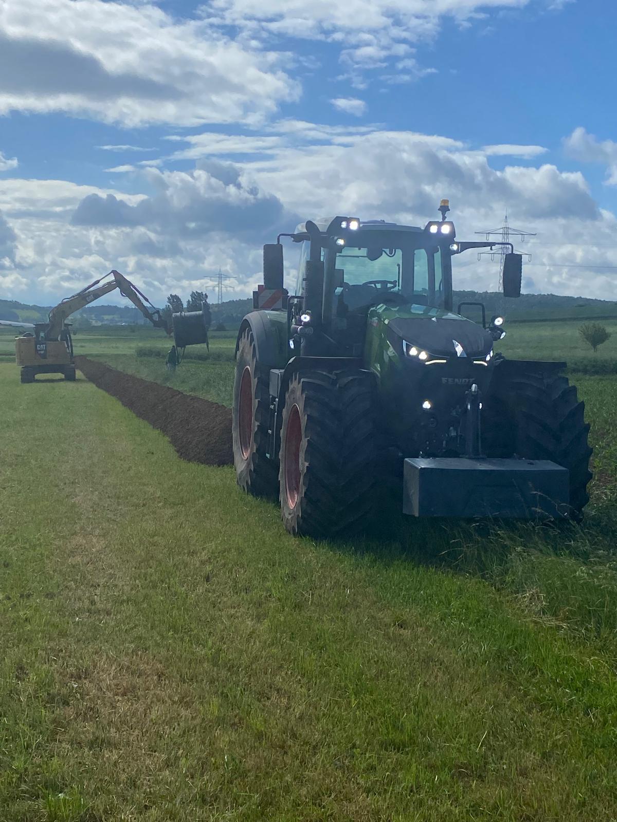 Fendt Traktor frontal beim Kabeltiefbau im Feld