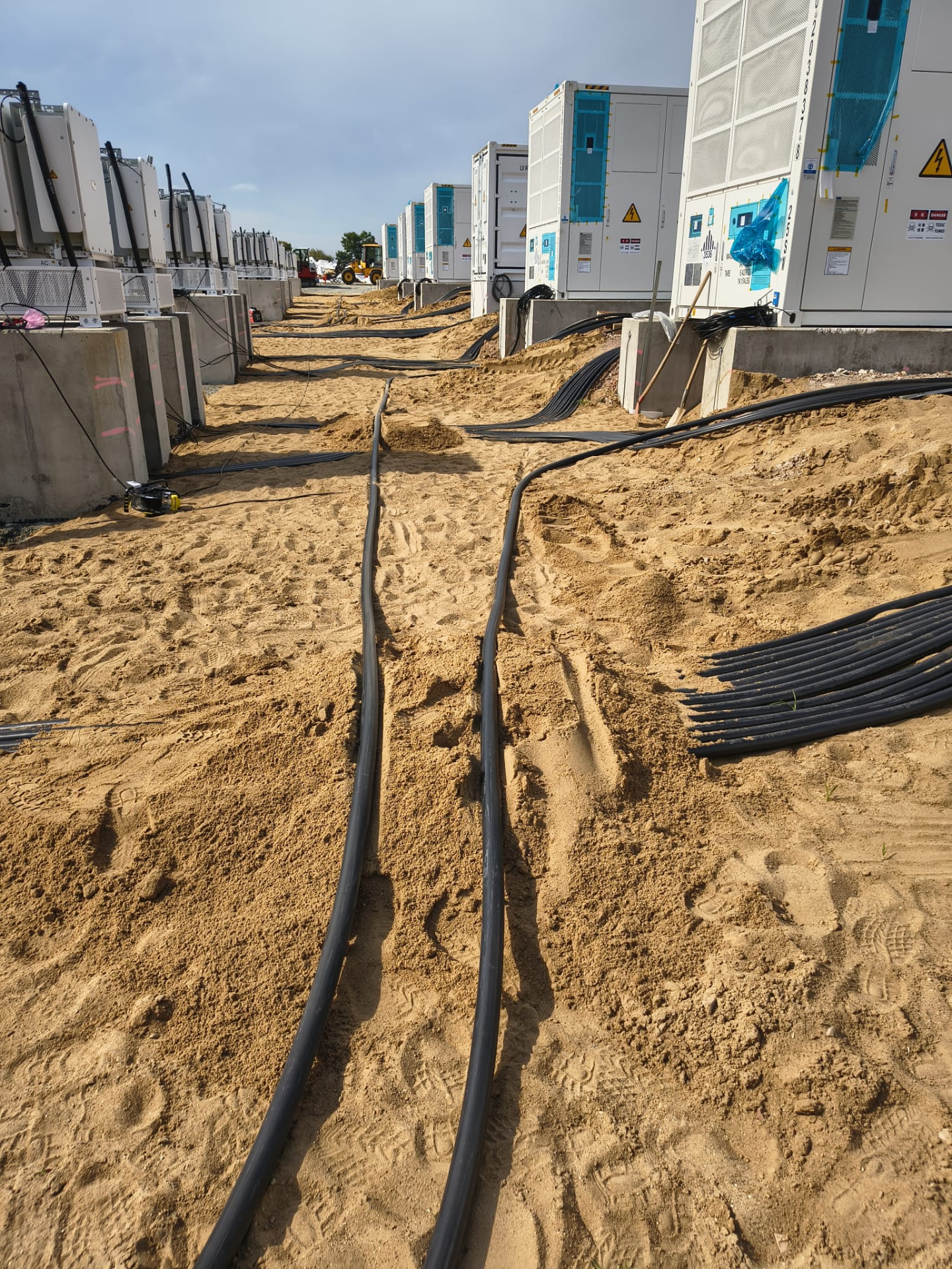 Verlegte Mittelspannungskabel zwischen Batteriespeichercontainern