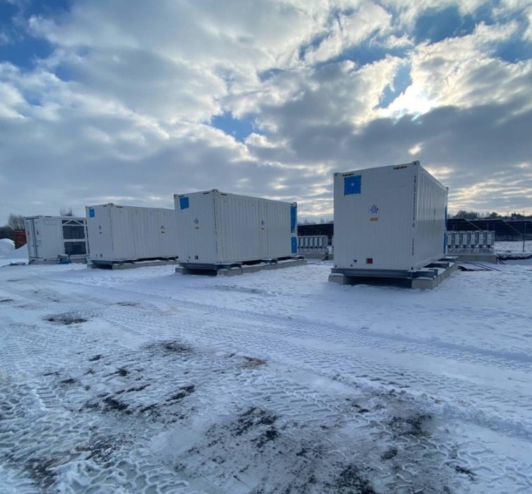 Mehrere aufgestellte Batteriespeicher-Container im Winter